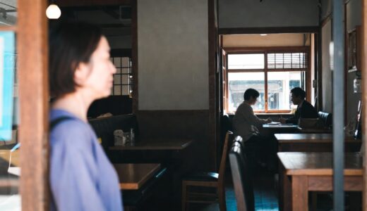 いつもの席に知らない人が座っていた